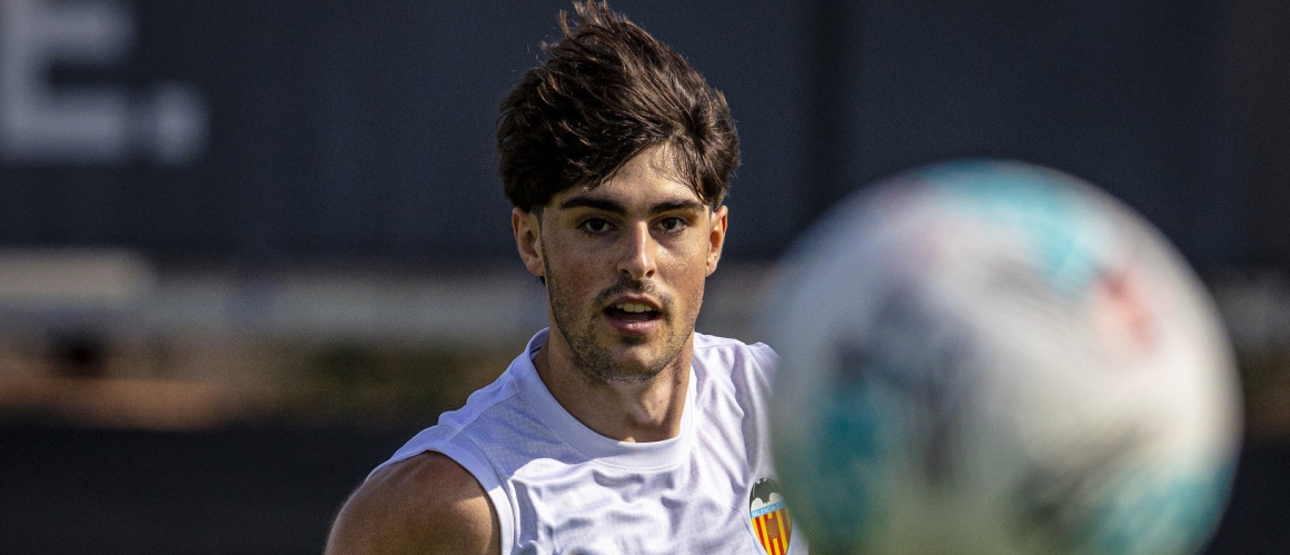 Javi Guerra también negocia con el Valencia CF para renovar