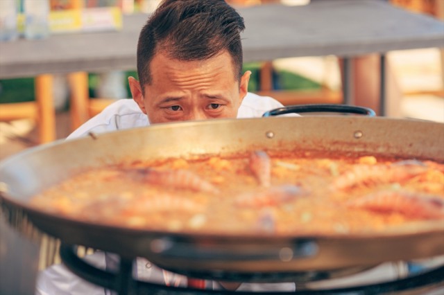 Arte, historia y ciencia se dan la mano en el 'Gran libro (secreto) de la paella'