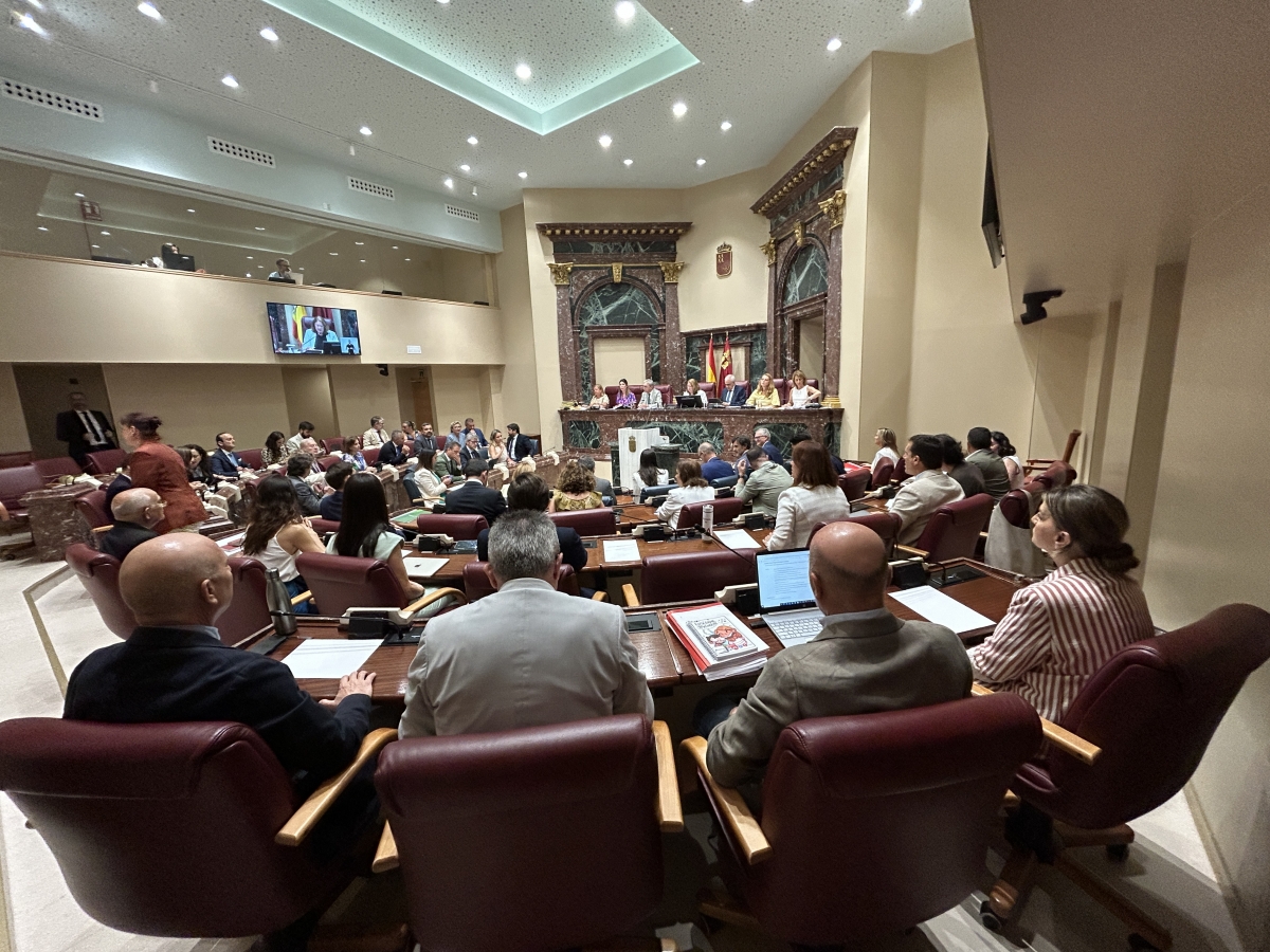 La oposición deja solo al PP y fija los plenos el mismo día que el Consejo de Gobierno: 