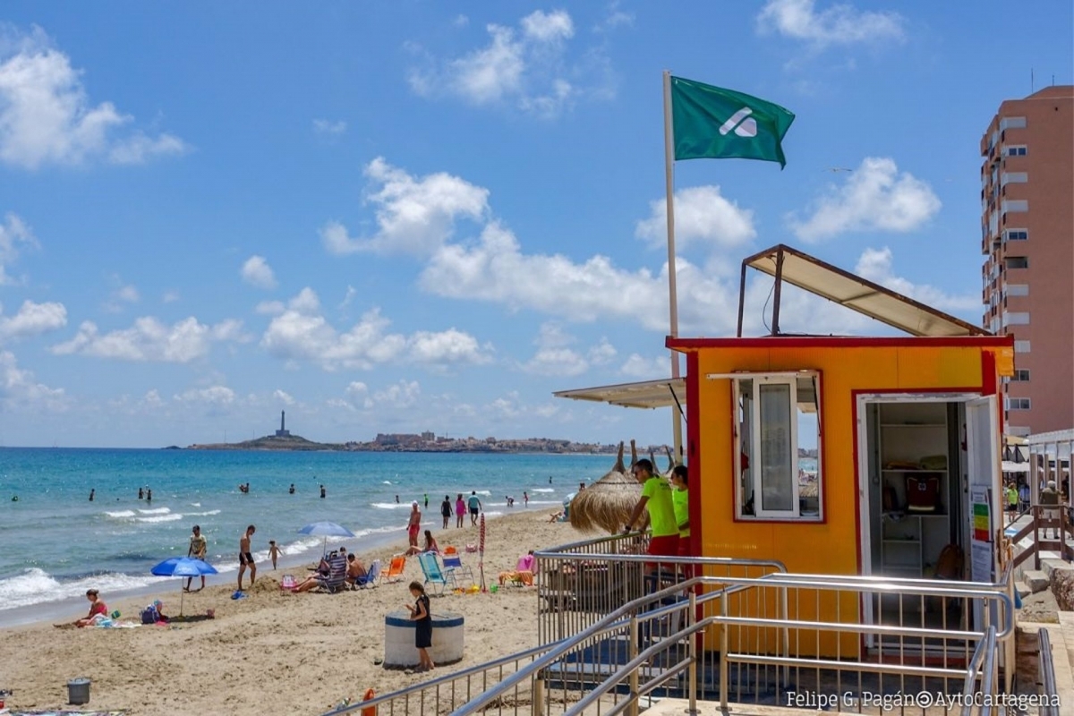 El Ayuntamiento de Cartagena prepara sus playas ante el aviso amarillo por fenómenos costeros
