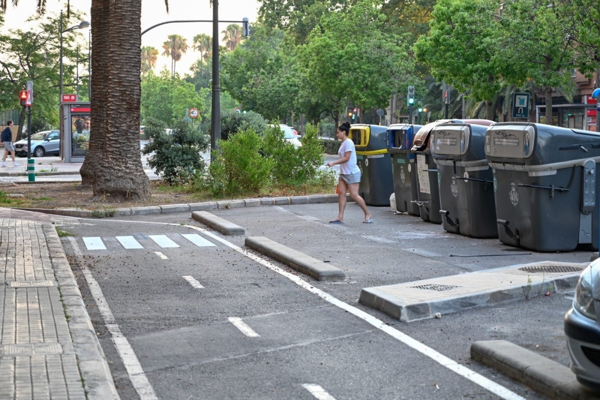 València señaliza 415 pasos peatonales sobre carriles bici para facilitar el acceso a contenedores