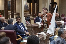Podemos entrega un capirote del Ku Klux Klan al líder de Vox en la Región de Murcia