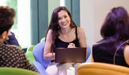 'Se tiene que morir mucha gente', de Victoria Martín: humor negro y verdades como puños