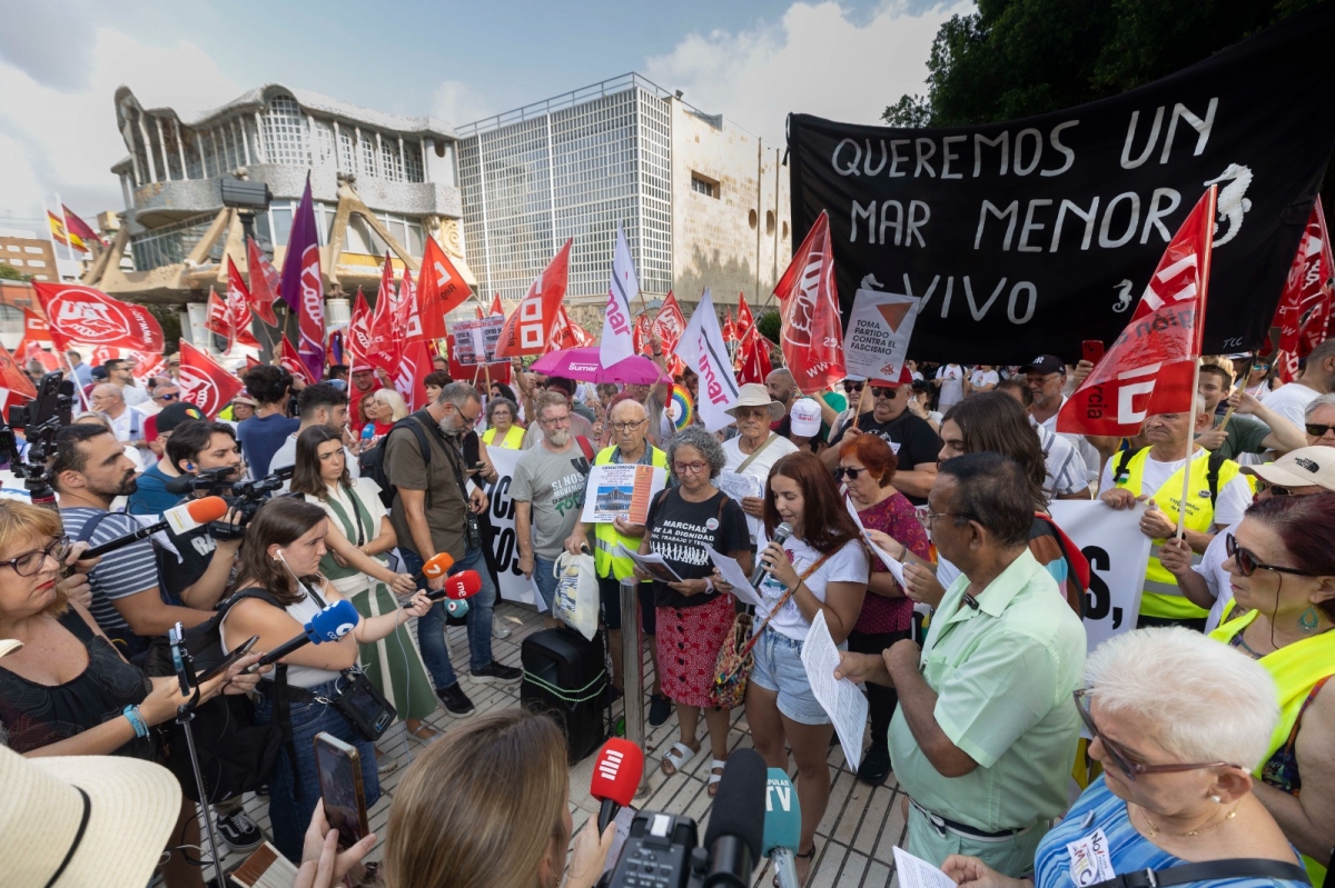 Medio centenar de colectivos se plantan ante la Asamblea Regional contra los 