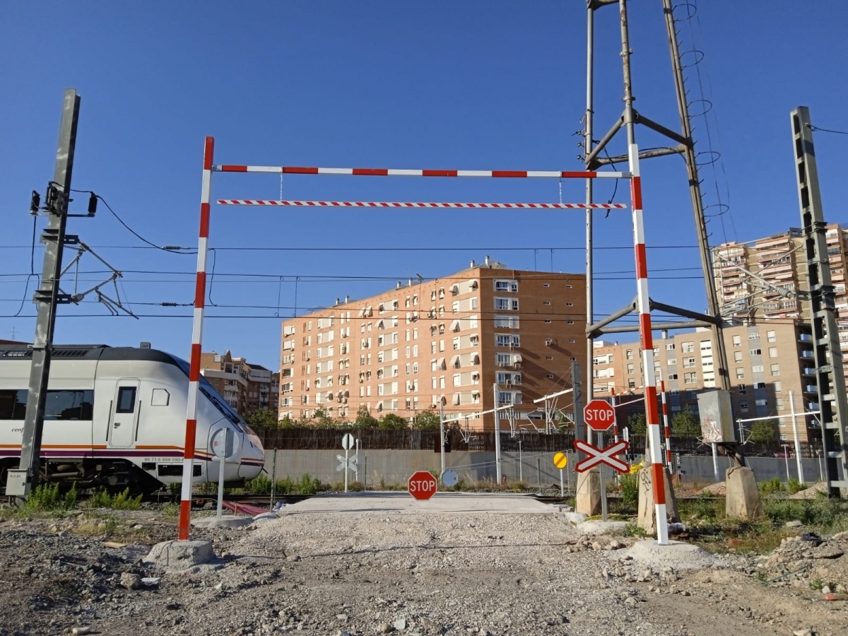 ADIF construirá un vial para suprimir un paso a nivel de la línea La Encina-Alacant Terminal