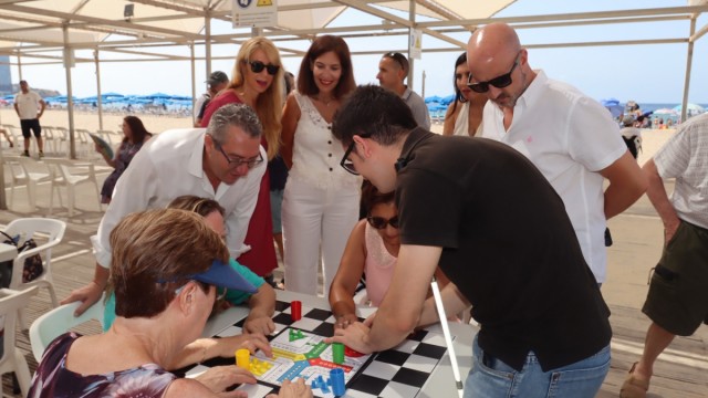 Las playas de Benidorm, más accesibles a personas invidentes con los códigos NaviLens