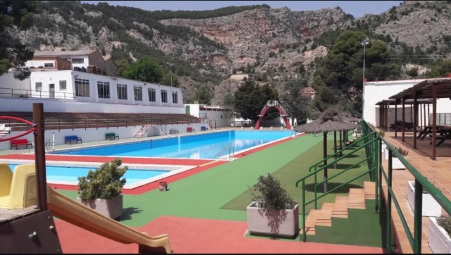 Alcoy cierra la piscina municipal José Trenzano tras fallecer un bañista
