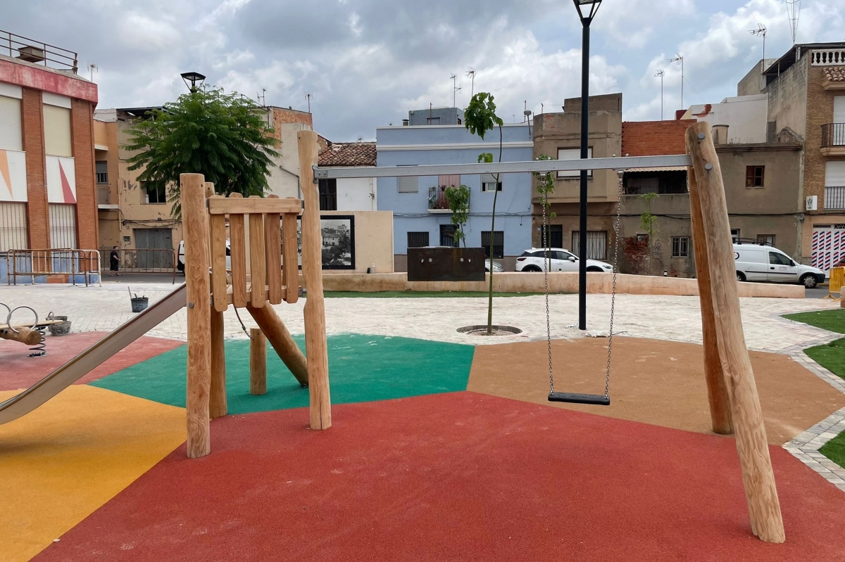 Millor accessibilitat i zona de jocs: Betxí inaugura la nova plaça Manuel Escobedo amb un acte festiu