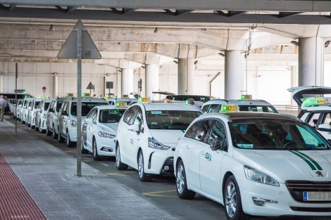 Elche prevé solicitar en torno a una veintena licencias de taxi ante la demanda del aeropuerto