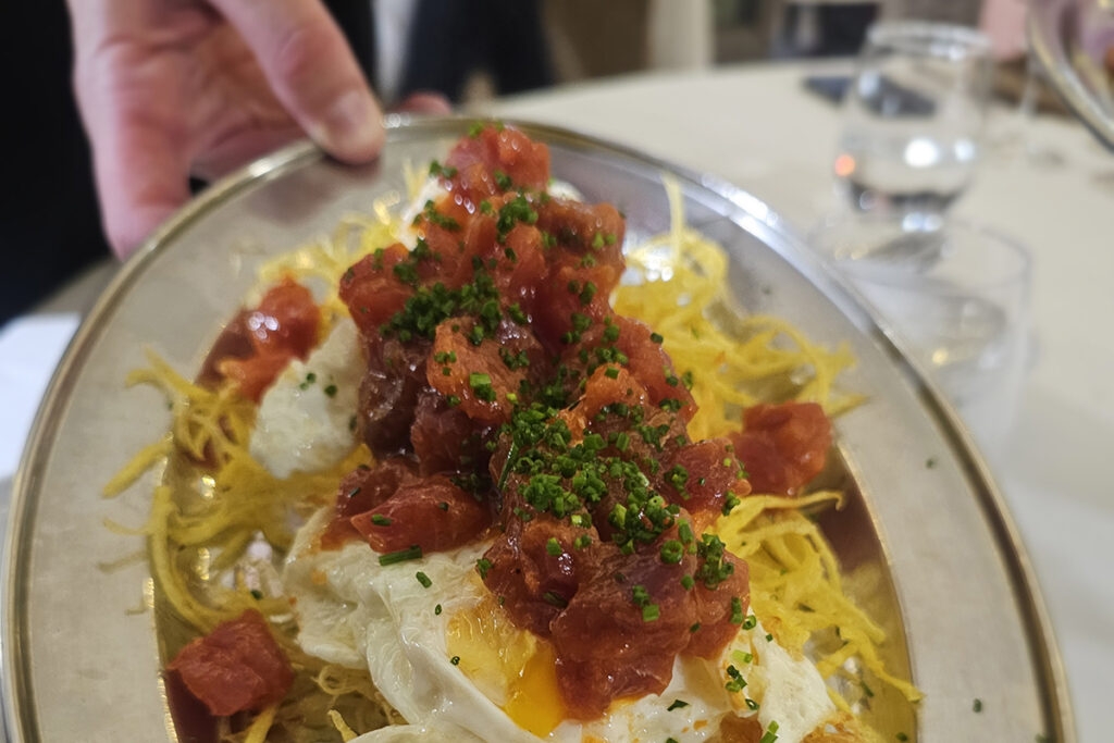 Huevos rotos con atún y patatas paja - Huevos rotos con atún y patatas paja