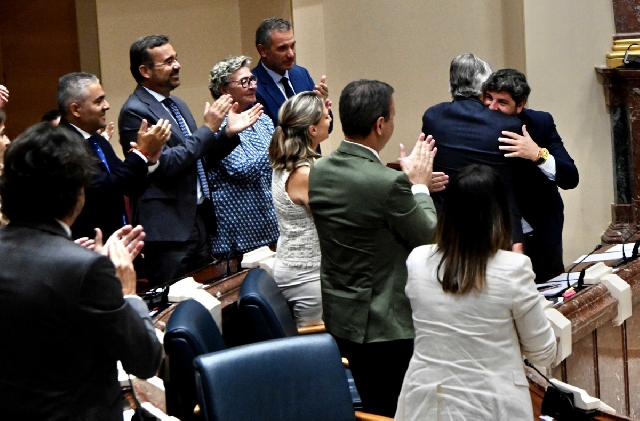 López Miras salva el segundo curso de la legislatura... sin desprenderse de la sombra de Vox