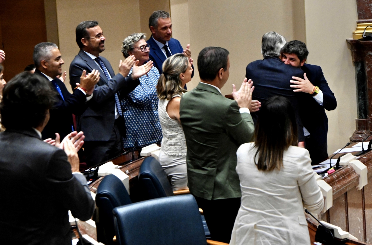 López Miras salva el segundo curso de la legislatura... sin desprenderse de la sombra de Vox