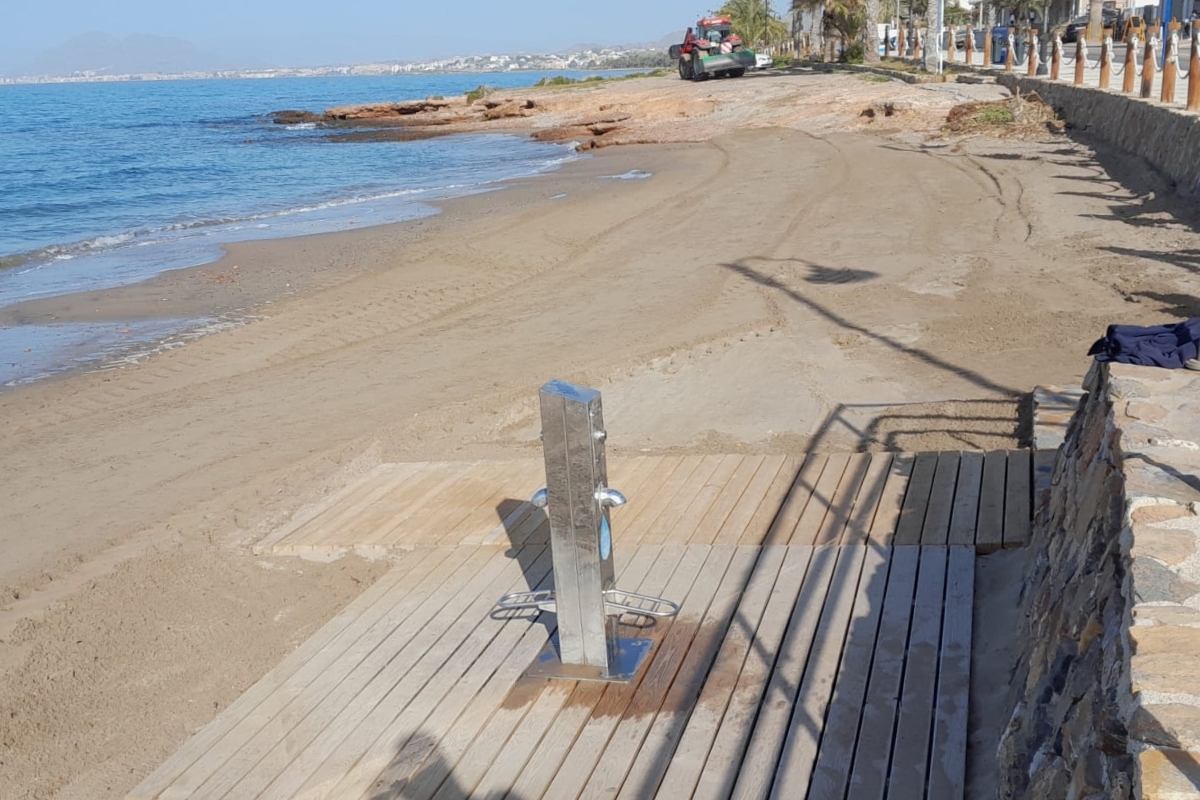 La empresa Raimon Sitja renueva los lavapiés, lavaperros y pilonas del litoral de Cartagena