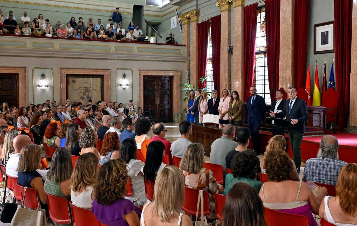 Más de 70 funcionarios toman posesión de sus nuevos puestos en distintos servicios del Ayuntamiento de Murcia.