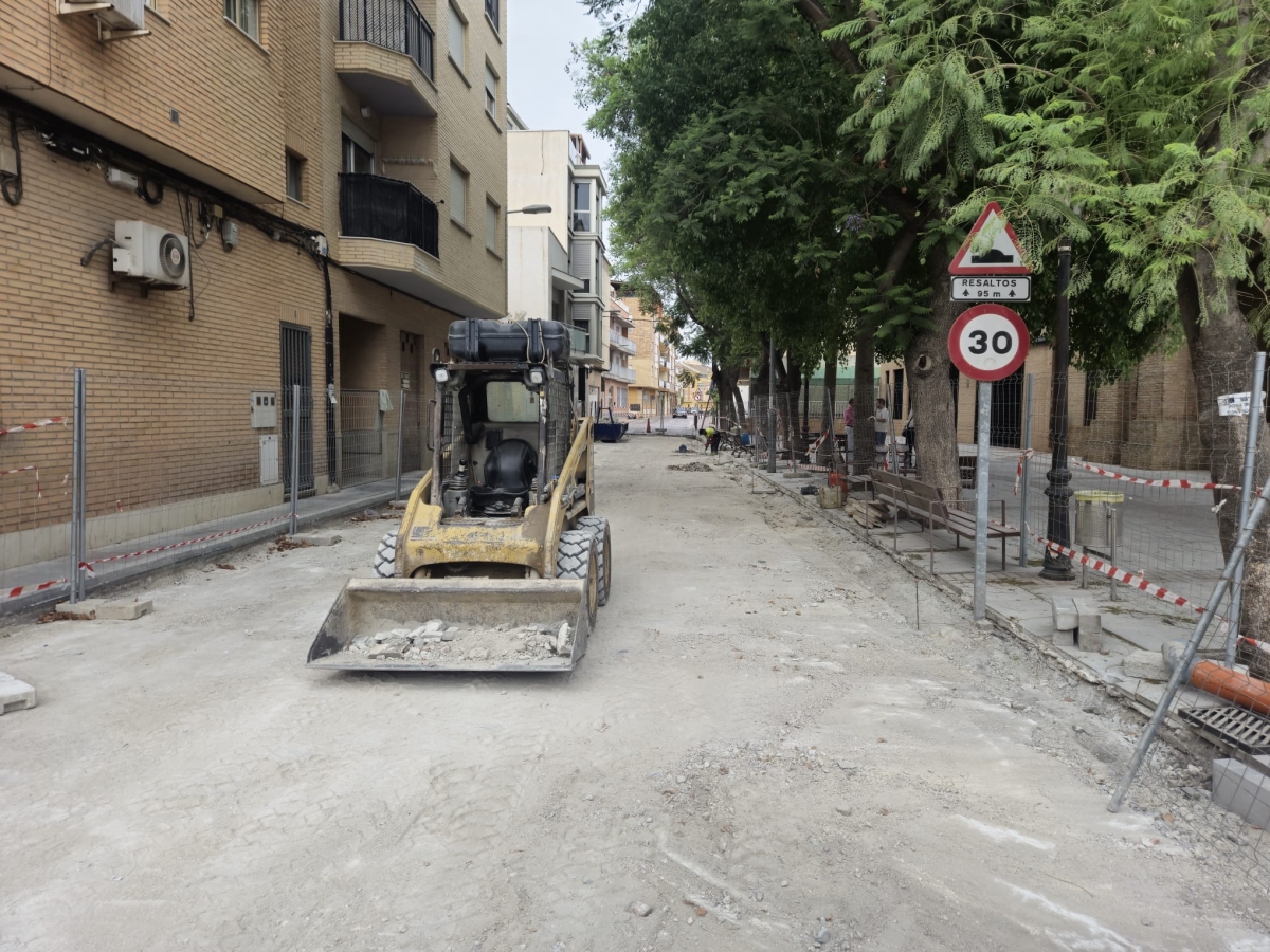 La céntrica calle de la Iglesia de Patiño se 'lava' la cara: más de 330m2 de adoquín nuevo