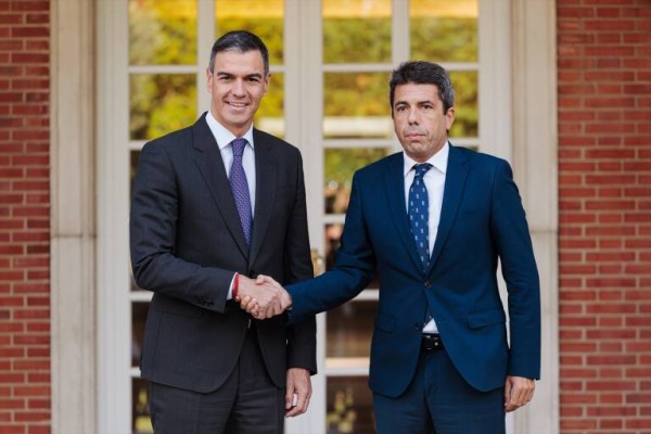 Pedro Sánchez tima a Carlos Mazón 