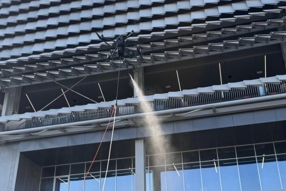 Galvañ Lacados, de Castalla, innova en la limpieza de fachadas: drones para mejorar resultados y reducir costes