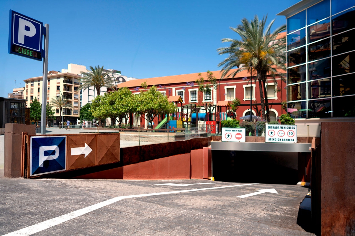 Parking La Vía, en Dénia: aparcar en el centro y viajar en ferry a Baleares