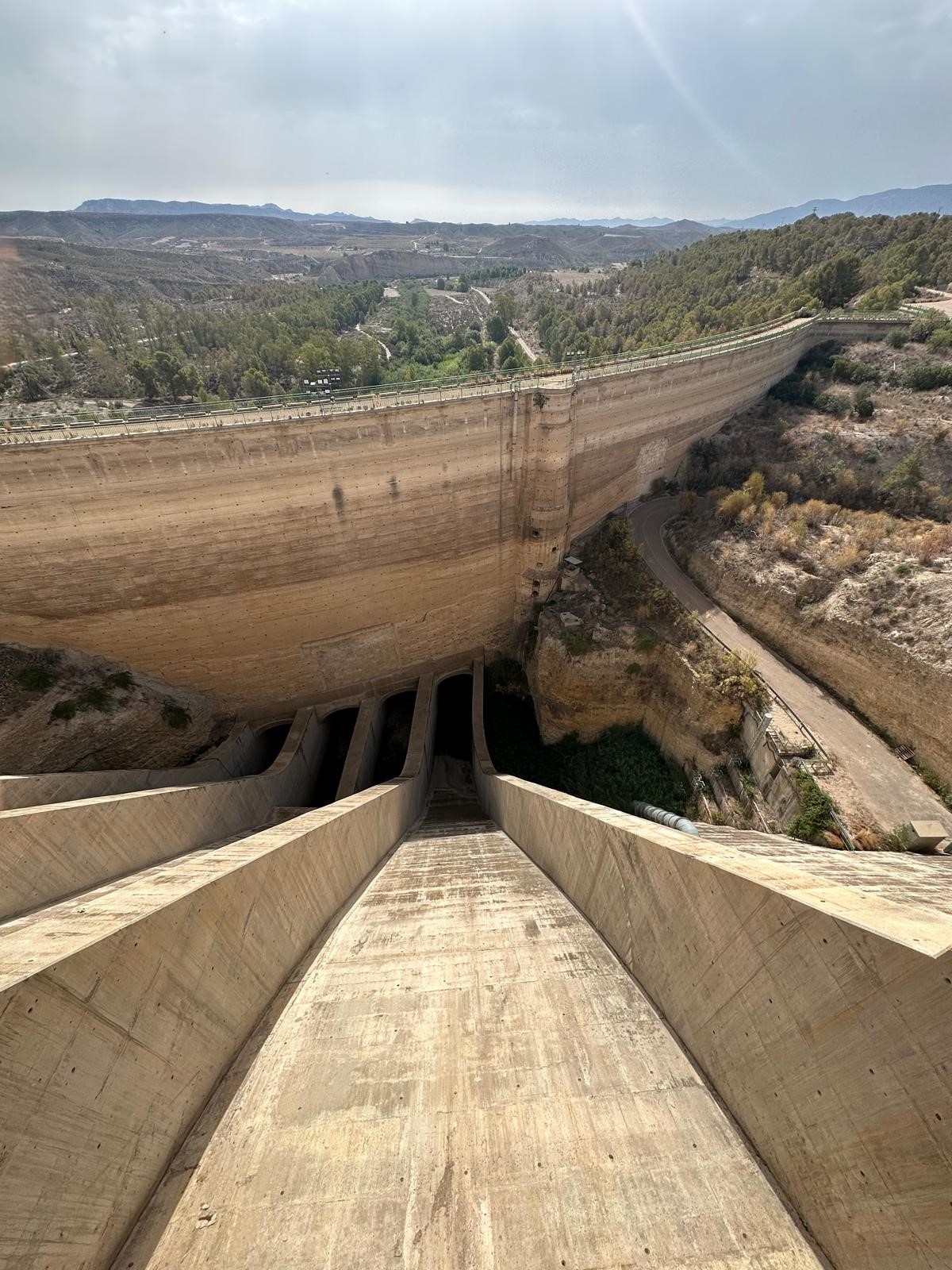 La CHS invierte cerca de 3 millones para reponer de los órganos de desagüe de la presa de Puentes IV en Lorca