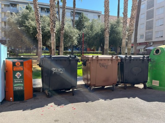 Bétera impone sanciones de hasta 30.500 euros por dañar contenedores y verter residuos en la vía pública