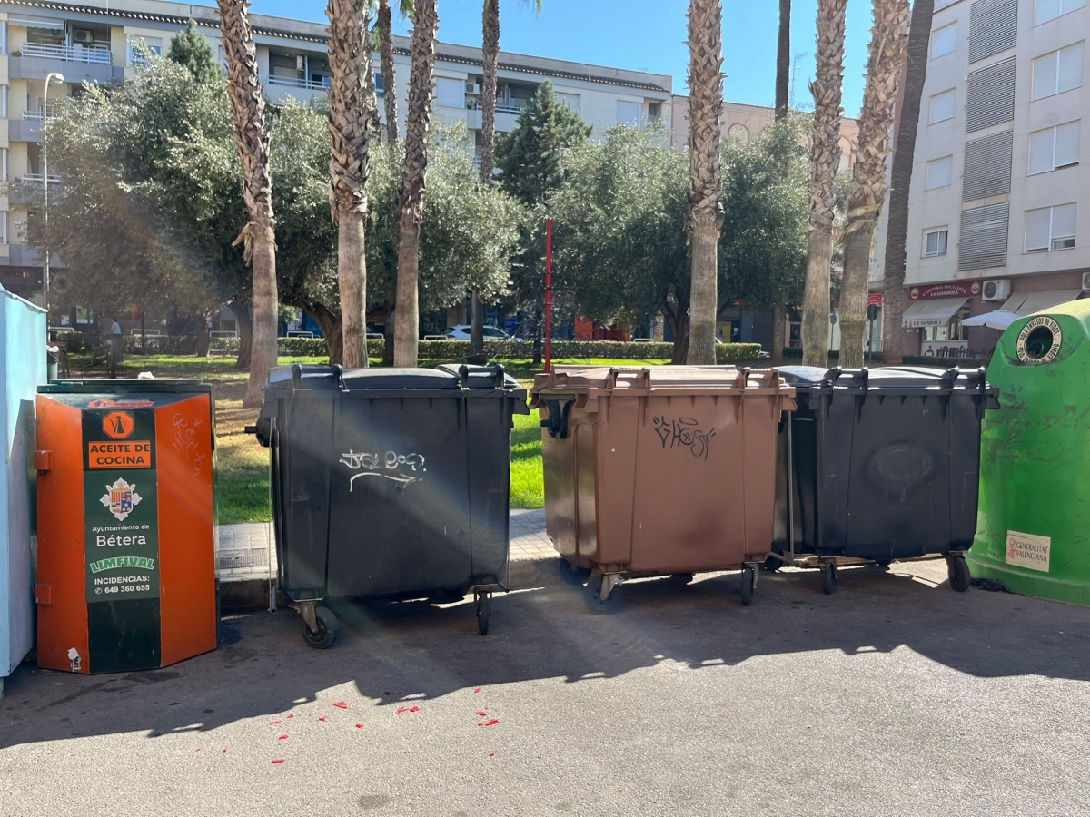 Comarca y empresa | Bétera impone sanciones de hasta 30.500 euros por dañar contenedores y verter residuos en la vía pública