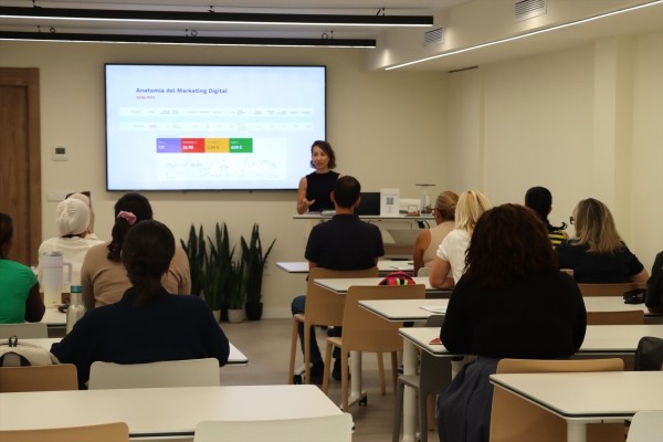 Escuela de Emprendimiento Vital: un plan de Cáritas y Genion para que emprendan personas vulnerables