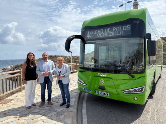 La Manga estrena su primer autobús eléctrico