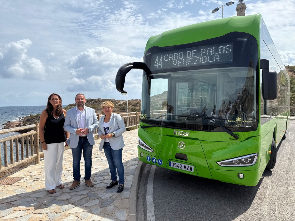 La Manga estrena su primer autobús eléctrico