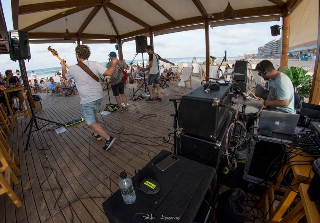Un concierto en el chiringuito Mumbai de El Perelló. - Foto: MUMBAI PERELLÓ Un concierto en el chiringuito Mumbai de El Perelló.