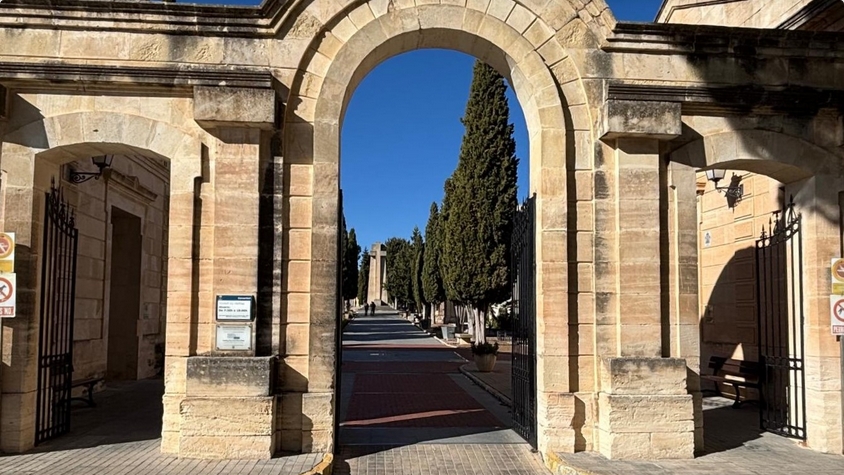 Entrada al cementerio municipal de Alcoy. - 