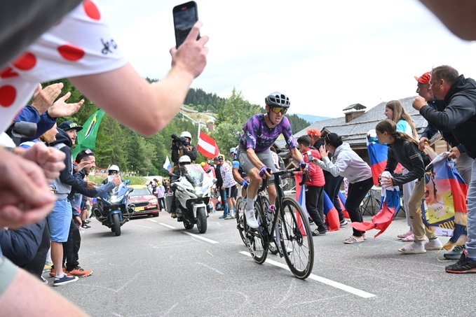 El australiano Ben O'Connor reina en la cima de la Loze