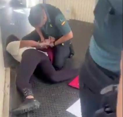 Desalojados 23 menores franceses de un vuelo de Valencia a París por 