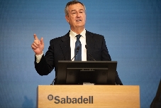 González-Bueno (Sabadell) cree que BBVA tiene dos opciones en la OPA: "O mejorar la oferta o desistir"
