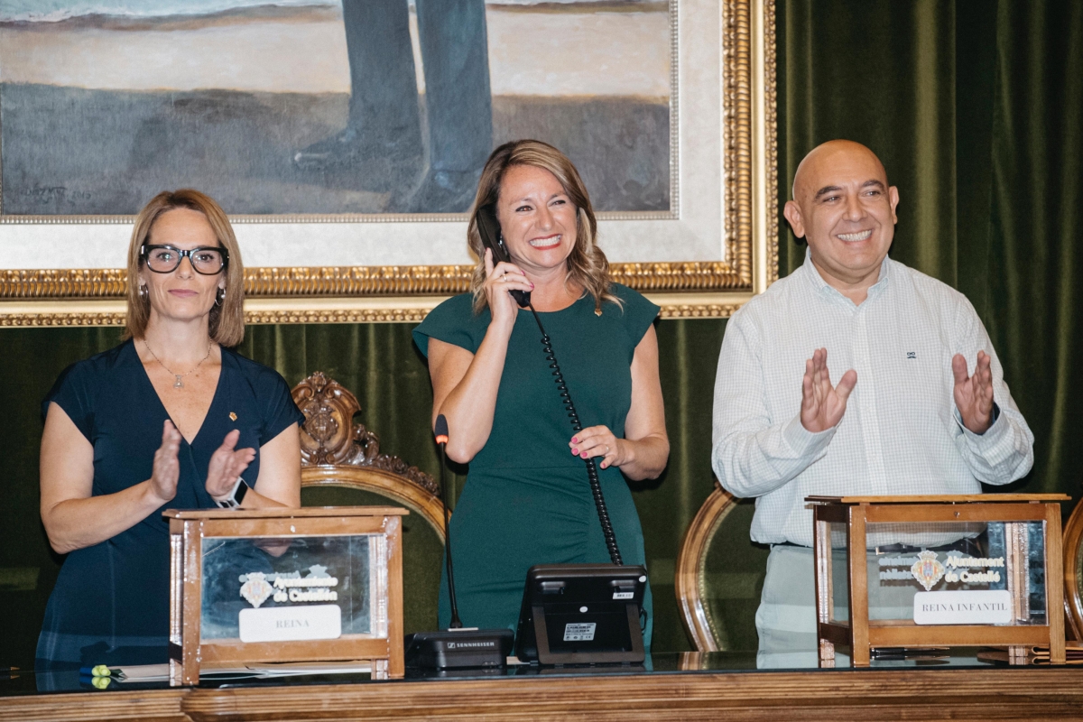 La alcaldesa, Begoña Carrasco, llamando a las nuevas reinas.