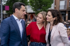Inventarse licenciaturas para dar una lección de principios en política