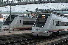 El tren entre València, Castelló y Barcelona crece y roza el millón de viajeros: es el principal tramo de la red convencional 