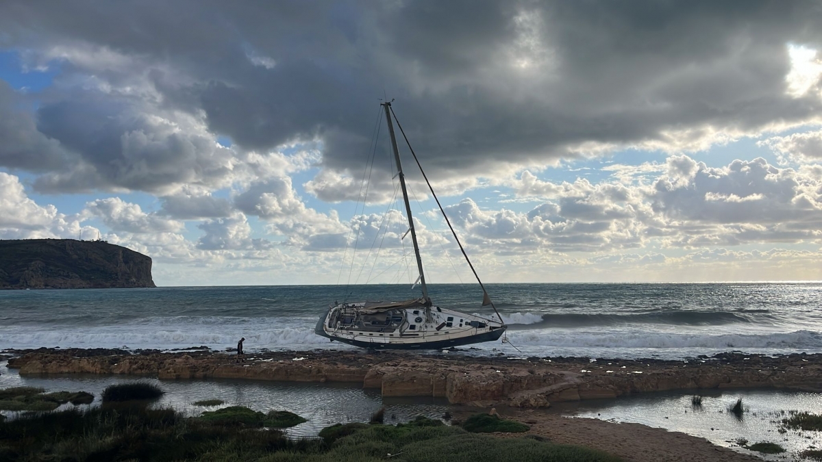 El temporal de lluvias deja un velero encallado en el litoral de Xàbia 