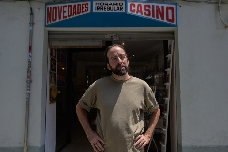 Pablo vende los recuerdos más originales de València