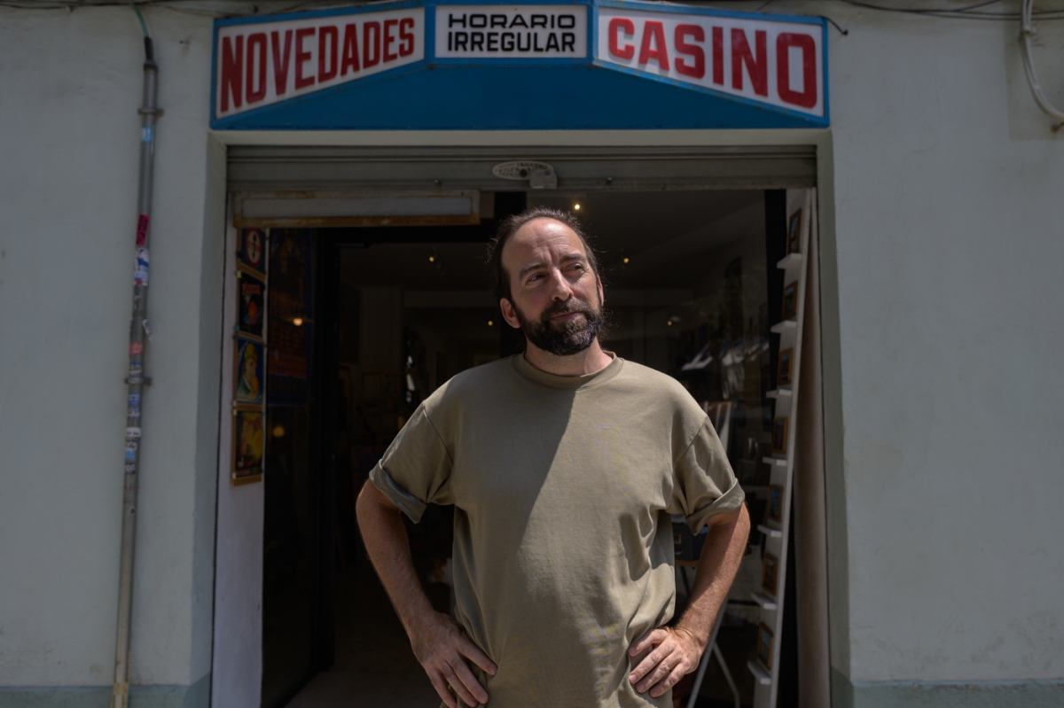 Pablo vende los recuerdos más originales de València