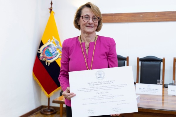 Eva Alcón, reconocida con las distinciones de la Universidad Andina Simón Bolívar y la Academia Ecuatoriana