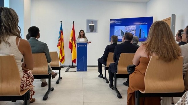 Nuria Martínez visita el Palacio de Justicia de Gandia, 