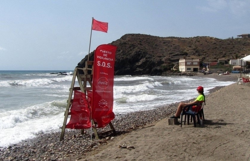 El baño queda prohibido en 19 playas tras el temporal: estas son las banderas rojas en Águilas, Cartagena, Calnegre y San Javier