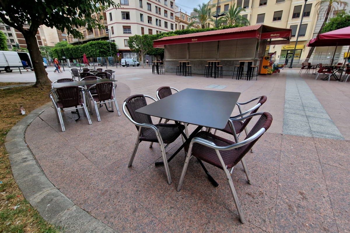 El mobiliario se renovará para ofrecer mesas, sillas y sombrillas de mayor calidad. - Foto: ANTONIO PRADAS El mobiliario se renovará para ofrecer mesas, sillas y sombrillas de mayor calidad.