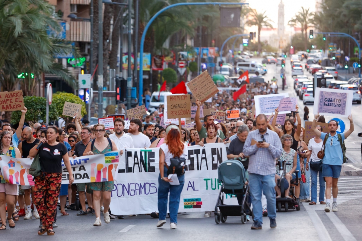 Un millar de personas protestan contra la turistificación de los barrios de Alicante 