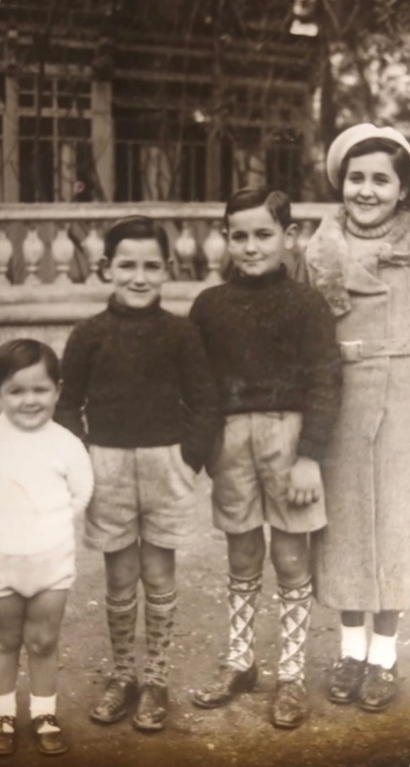 Ignacio Pérez de Heredia, segundo por la izquierda, en una imagen familiar - Ignacio Pérez de Heredia, segundo por la izquierda, en una imagen familiar