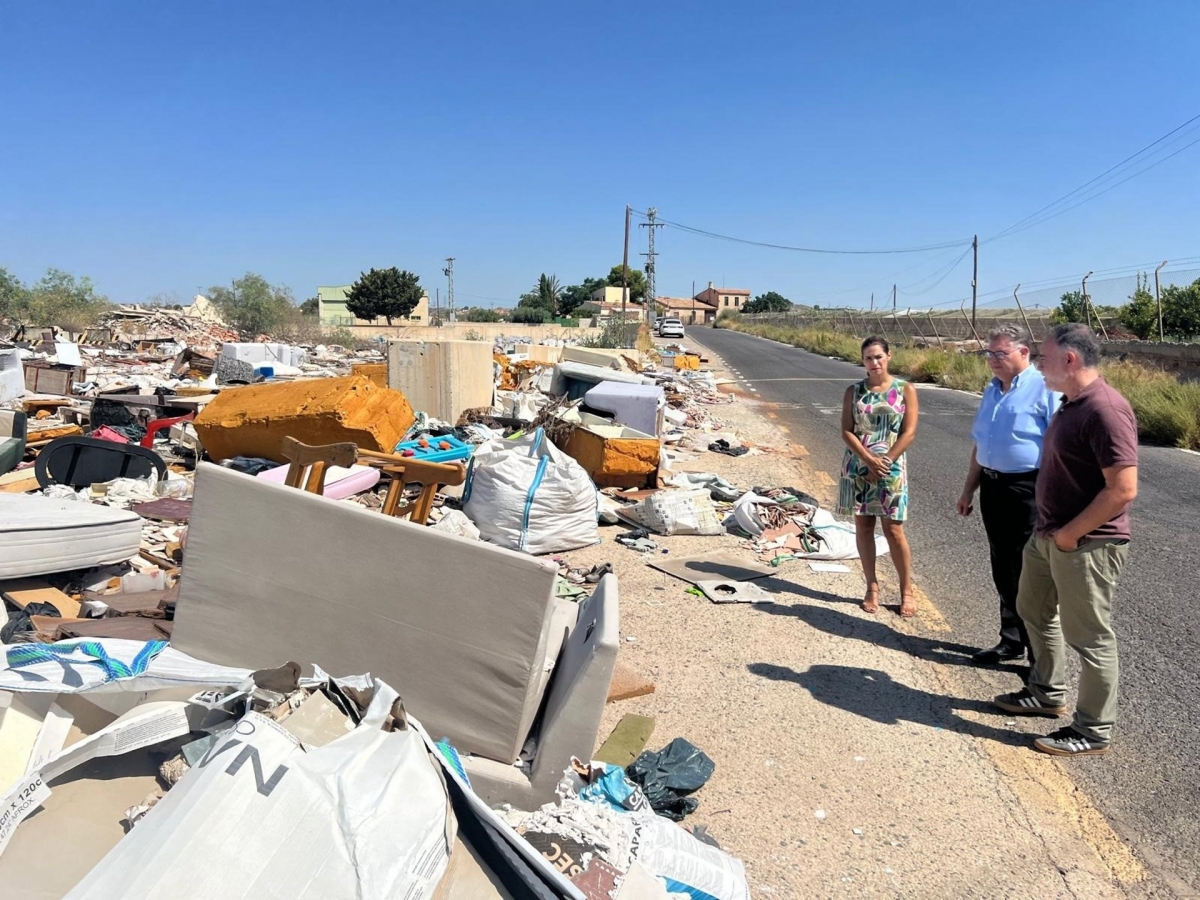 Reclaman la limpieza urgente de una escombrera ilegal en Cabezo de Torres