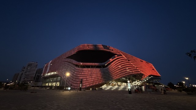 El Roig Arena inicia las pruebas de iluminación de su fachada