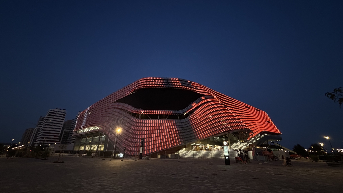 El Roig Arena inicia las pruebas de iluminación de su fachada
