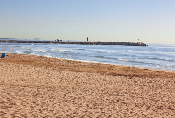 La playa norte de Port Saplaya de Alboraya sigue cerrada a la espera de nuevos análisis