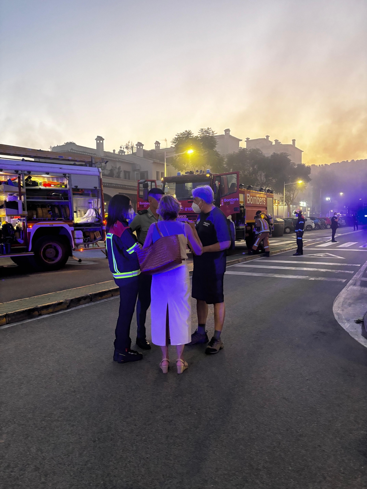 Extinguido un incendio en un parking subterráneo que afectó a dos coches y una moto en Xàbia